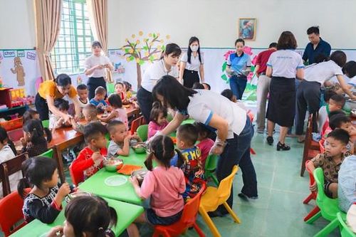 Tiếp sức bữa ăn dinh dưỡng đến các em học sinh vùng cao
