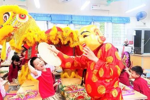 Chú Cuội, chị Hằng đến trường học vui Tết Trung thu