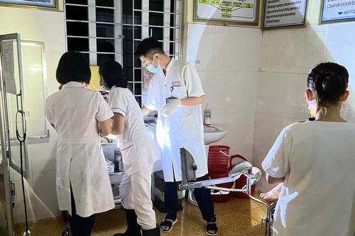Vượt lũ trong đêm đỡ đẻ cho sản phụ