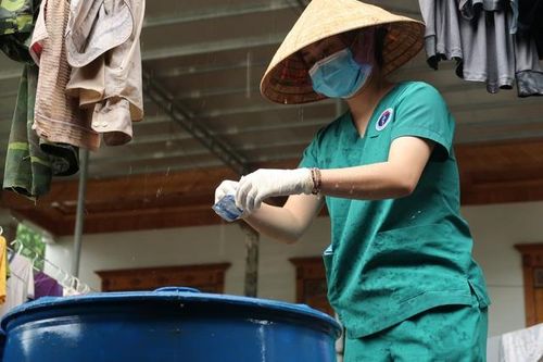 Tâm lũ Quỳ Châu: Cán bộ y tế đến từng nhà khử sạch nguồn nước cho người dân vùng lũ