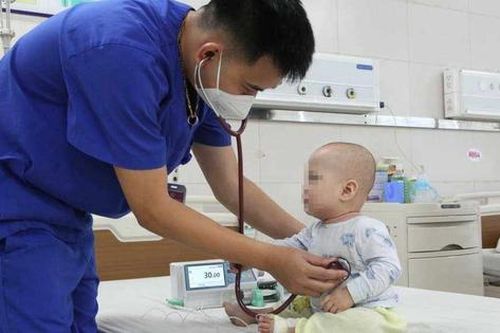 Đi ngoài 20 lần một ngày, bé trai nguy kịch phải lọc máu