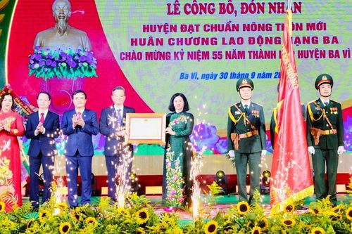 Huyện Ba Vì đón nhận danh hiệu đạt chuẩn nông thôn mới