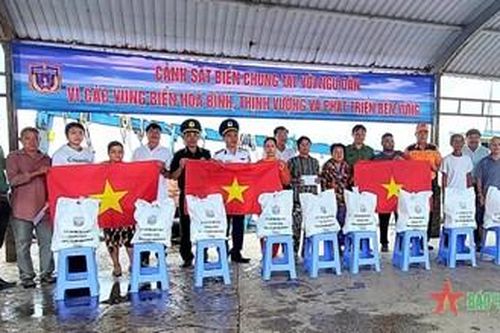 Cảnh sát biển đồng hành với ngư dân Bến Tre