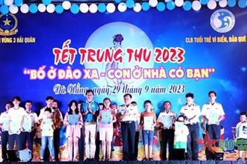 Tết Trung thu 'Bố ở đảo xa, con ở nhà có bạn'