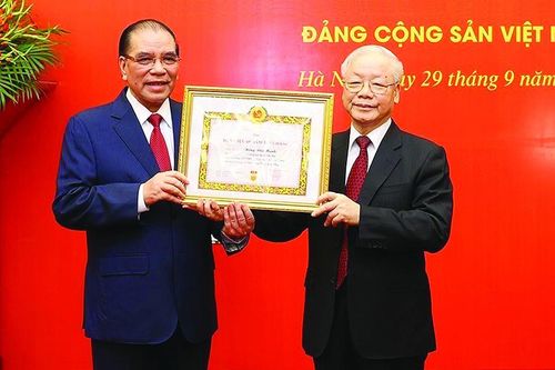 Nguyên Tổng Bí thư Nông Đức Mạnh nhận Huy hiệu 60 năm tuổi Đảng