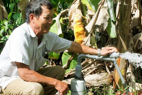 Người 'gánh' nước cho làng