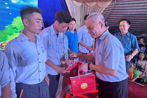 Formosa Hà Tĩnh tặng gần 6.700 suất quà Trung thu cho con em người lao động