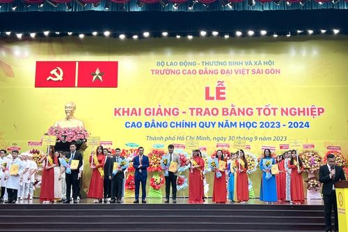 Hơn 700 tân khoa Trường CĐ Đại Việt Sài Gòn nhận bằng tốt nghiệp