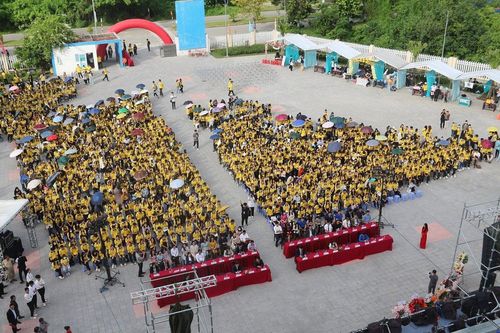 Hơn 2.200 tân sinh viên Trường Đại học Kinh tế Huế khai giảng năm học mới