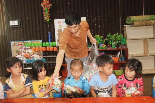 Thầy 'bảo mẫu' ở Tú Nang
