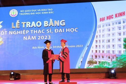 Trường Đại học Kinh Bắc trao bằng tốt nghiệp cho gần 300 tân thạc sĩ, cử nhân