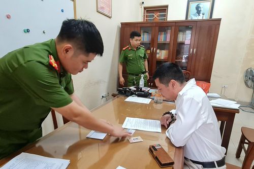 Tạm giữ đối tượng vi phạm nồng độ cồn sử dụng thẻ nhà báo giả