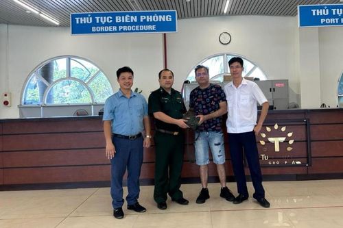 Trạm Kiểm soát Biên phòng Tuần Châu trao trả tài sản cho khách du lịch