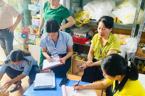 5 học sinh nhập viện sau khi uống trà sữa pha trên lớp