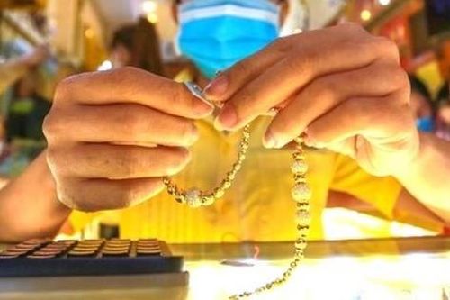 Giấu chồng đem vàng đi bán rồi báo công an bị cướp