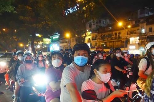 Hình ảnh người dân TPHCM đổ ra đường đêm Trung thu, đường phố kẹt cứng