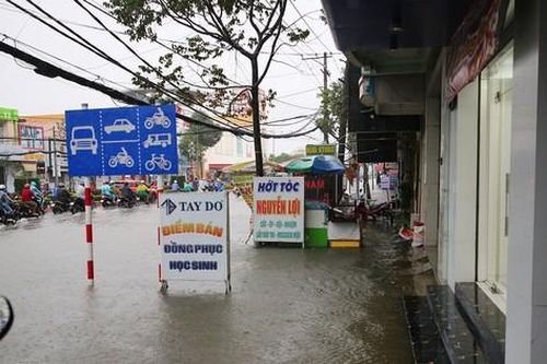 Cần Thơ: Triều cường dâng cao sáng sớm, tỉnh giấc đã thấy nước ngập thềm nhà