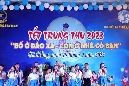 Tết Trung thu 'Bố ở đảo xa, con ở nhà có bạn'