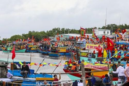 Ngư dân chen chúc theo tàu rước Nghinh Ông ra biển Cần Giờ