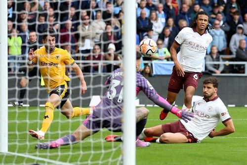 Man City thua sốc tại Molineux
