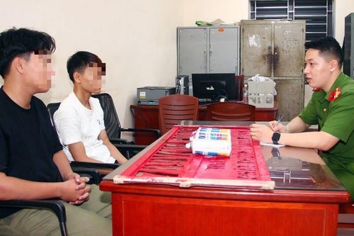 Bắt 2 đối tượng phun sơn quảng cáo trang web đánh bạc lên tường