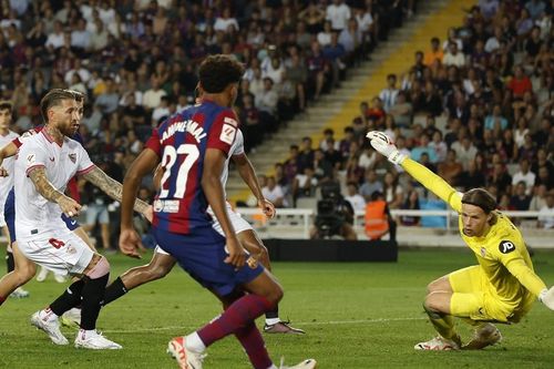 Barca có 3 điểm nhờ pha 'đốt đền' của cựu trung vệ Real Madrid