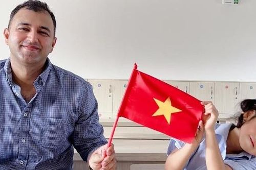 Vợ Việt cùng chồng Pakistan đưa con gái 6 tuổi về Hà Nội học tiếng Việt