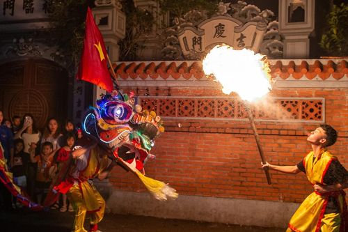 Múa lân, thổi lửa đêm rằm náo động làng quê ngoại thành Hà Nội
