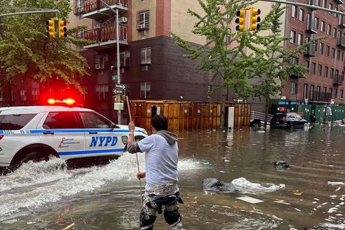 Đông bắc Mỹ mưa như trút, New York ban bố tình trạng khẩn cấp vì lũ lụt