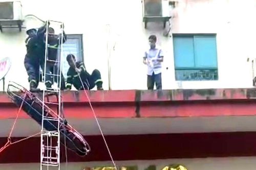 Người phụ nữ ở Hà Nội rơi từ chung cư xuống mặt thoáng trần tầng 1