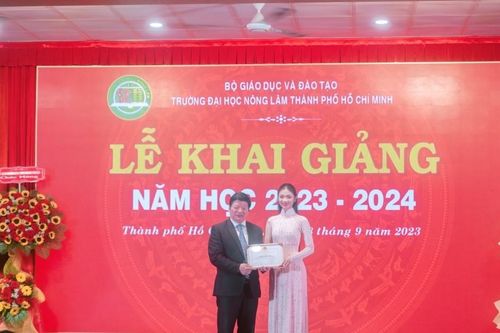 Á hậu Huỳnh Minh Kiên rạng rỡ trong ngày khai giảng