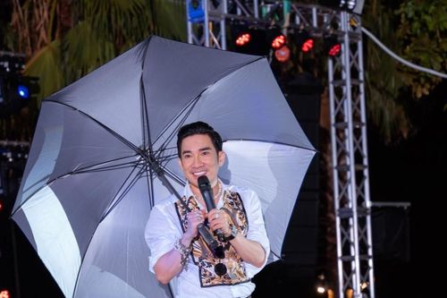 Quang Hà bỏ ô, hát trong mưa được khán giả cổ vũ nhiệt tình