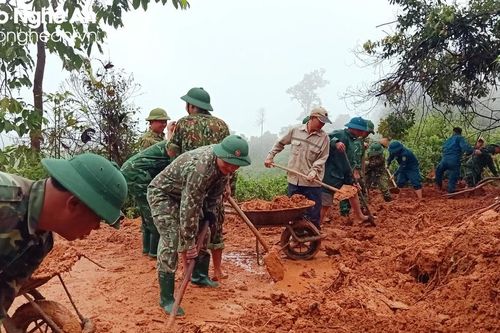 Nỗ lực thông các tuyến đường bị sạt lở, hư hỏng sau lũ ở Nghệ An