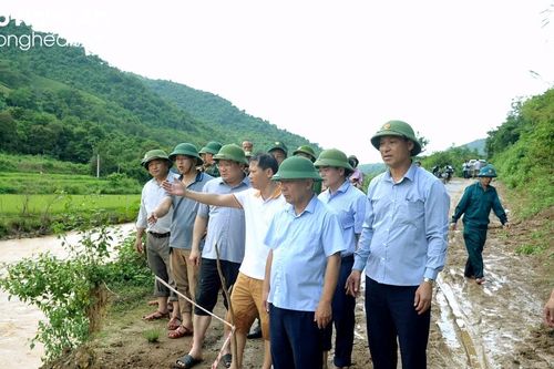 Phó Chủ tịch UBND tỉnh chỉ đạo huyện Kỳ Sơn khắc phục các điểm sạt lở gây ách tắc giao thông