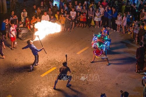 Độc đáo màn múa sư tử, thổi lửa đêm Tết Trung thu ở thôn Cao Hạ
