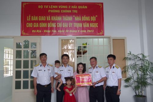 Vùng 2 Hải quân bàn giao nhà đồng đội cho quân nhân có hoàn cảnh khó khăn