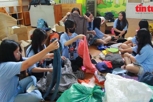 Hàng trăm học sinh Hà Nội thu gom đồ tái chế, trợ giúp trẻ em khó khăn
