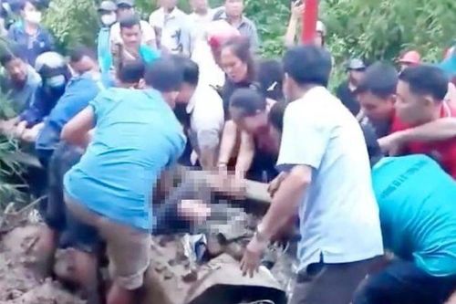Nghệ An: 2 cô giáo bị đất đá sạt lở vùi lấp trên đường dạy học về