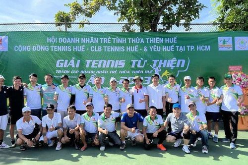 Đấu tennis gây quỹ tiếp sức 2 tân sinh viên nghèo đến trường