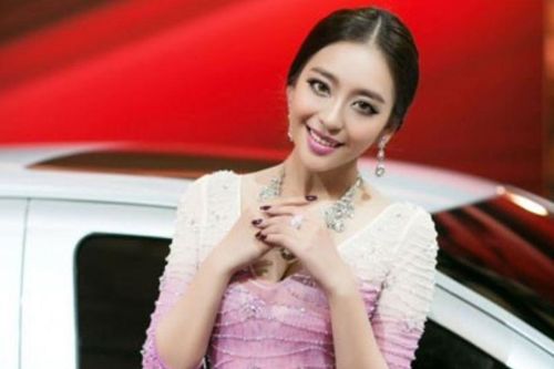 Người mẫu trong sắc tím hút hồn bên xế hộp