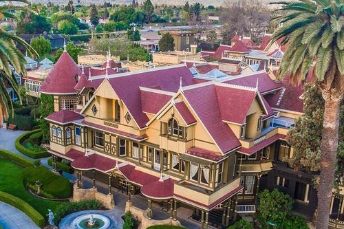 Ngôi nhà ma ám có thiết kế kỳ lạ với 2.000 cánh cửa ra vào, tốn 80 tỷ đô để sửa chữa