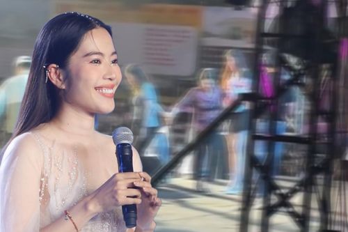 Khán giả lớn tuổi lên sân khấu giữa trời mưa to để làm một điều cho Nam Em