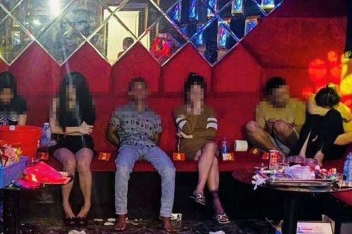 Nhóm nam, nữ thanh niên mang ma túy đến quán karaoke để 'bay lắc'