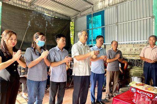 Thăm hỏi, động viên gia đình có người bị thiệt mạng do đuối nước
