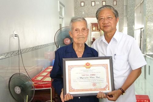 Bí thư Huyện ủy Tri Tôn chúc thọ người cao tuổi