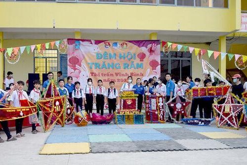 800 thiếu nhi thị trấn Vĩnh Bình vui Tết Trung thu