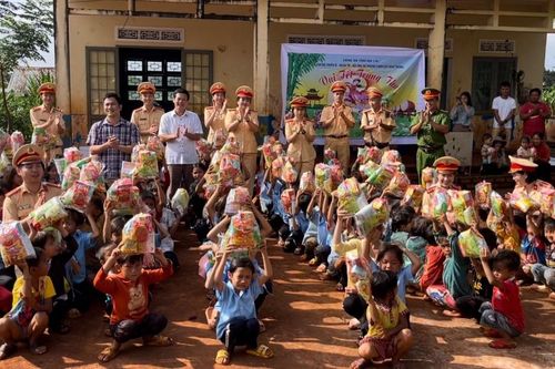 Phòng Cảnh sát giao thông tặng 500 phần quà Trung thu cho trẻ em vùng sâu, vùng xa