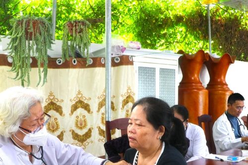 Khám bệnh, cấp thuốc miễn phí cho người dân An Khê