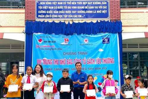 Tặng tủ sách yêu thương cho 2 Trường Tiểu học và THCS ở huyện Đak Pơ