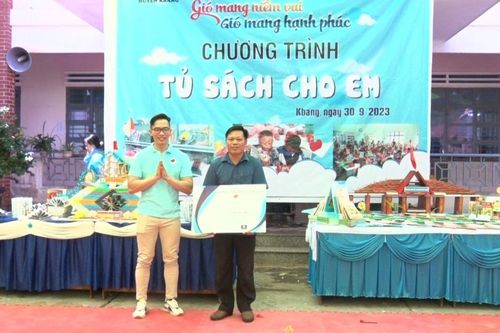 Trao 4 tủ sách cho các trường học tại huyện Kbang